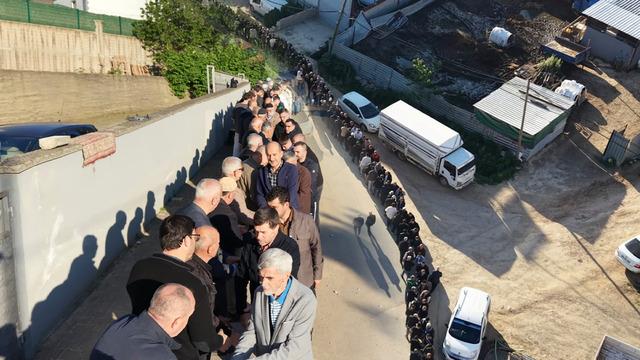 60 yıllık bayramlaşma geleneği: Kuyruk 1 kilometreyi geçti!