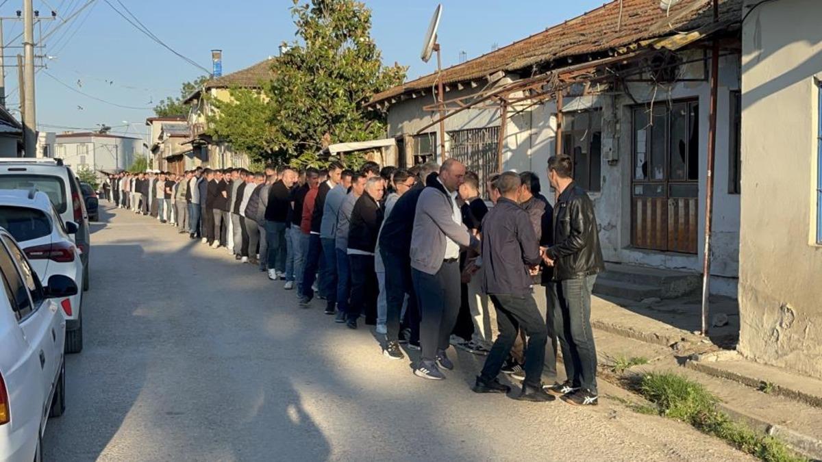 Küsleri bile barıştırıyor! 1 kilometrelik kuyruk