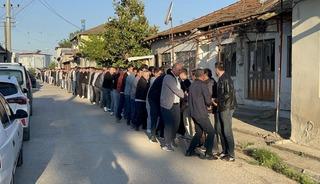 K&uuml;sleri bile barıştırıyor! 1 kilometrelik kuyruk