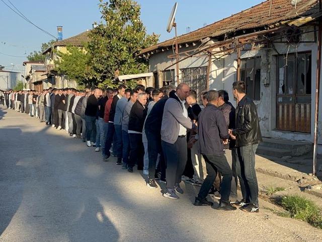 K&uuml;sleri bile barıştırıyor! 1 kilometrelik kuyruk