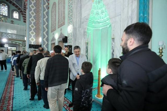 Vali Yılmaz bayram namazını vatandaşlarla birlikte eda etti 3
