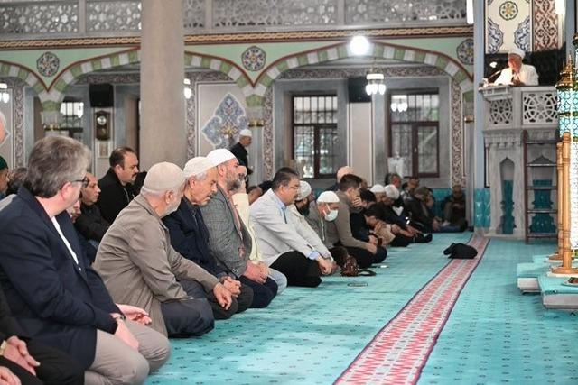 Vali Yılmaz bayram namazını vatandaşlarla birlikte eda etti 2