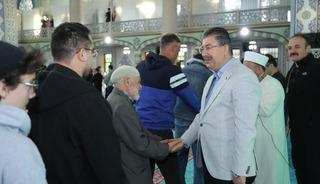 Vali Yılmaz bayram namazını vatandaşlarla birlikte eda etti