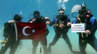 Fethiye’de dalgıçlardan ’ıslak’ bayram kutlaması