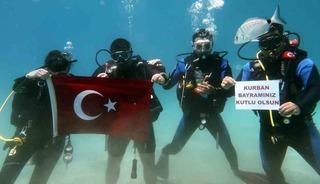 Fethiye&rsquo;de dalgı&ccedil;lardan &rsquo;ıslak&rsquo; bayram kutlaması