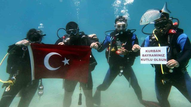 Fethiye’de dalgıçlardan ’ıslak’ bayram kutlaması
