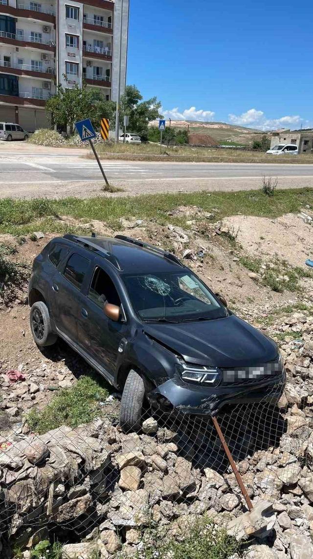 Siirt’te kontrolden çıkan otomobil yol kenarına savruldu: 2 yaralı 3