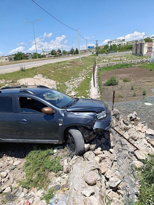 Siirt’te kontrolden çıkan otomobil yol kenarına savruldu: 2 yaralı 2