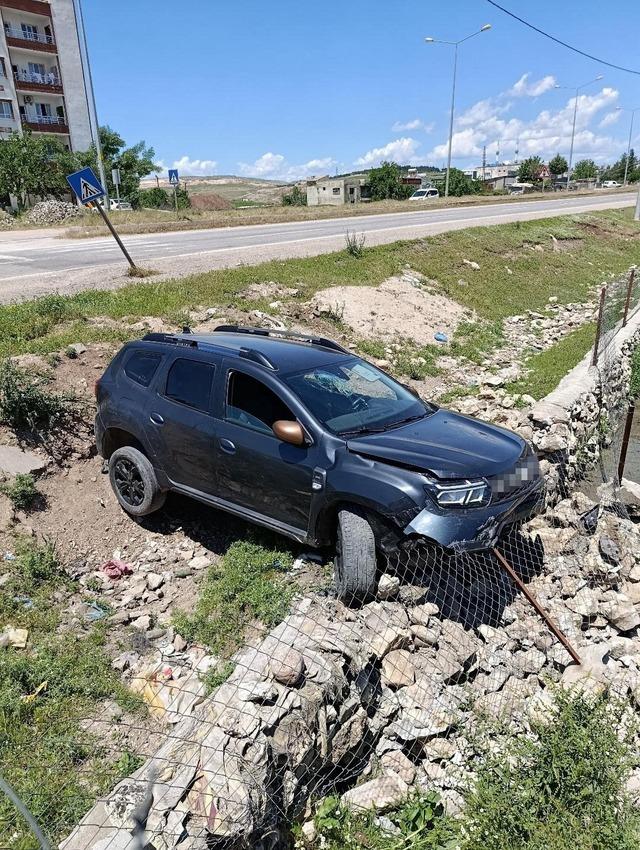 Siirt’te kontrolden çıkan otomobil yol kenarına savruldu: 2 yaralı 1