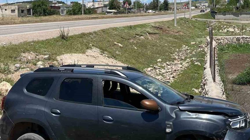 Siirt&rsquo;te kontrolden &ccedil;ıkan otomobil yol kenarına savruldu: 2 yaralı