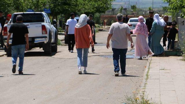 Diyarbakır’da Kurban Bayramı’nın ilk gününde mezarlıklar doldu taştı