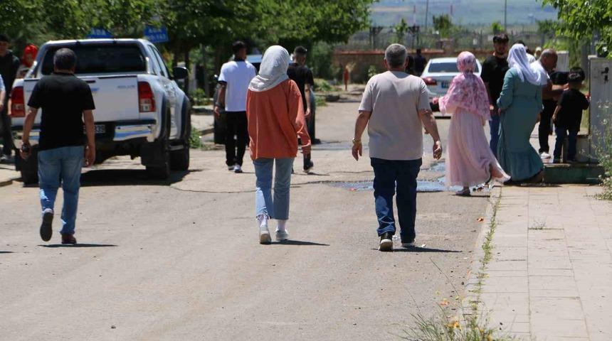 Diyarbakır&rsquo;da Kurban Bayramı&rsquo;nın ilk g&uuml;n&uuml;nde mezarlıklar doldu taştı