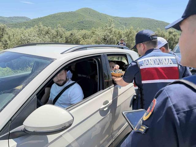 Jandarmadan durdurduğu sürücülere ceza yerine çikolata 1