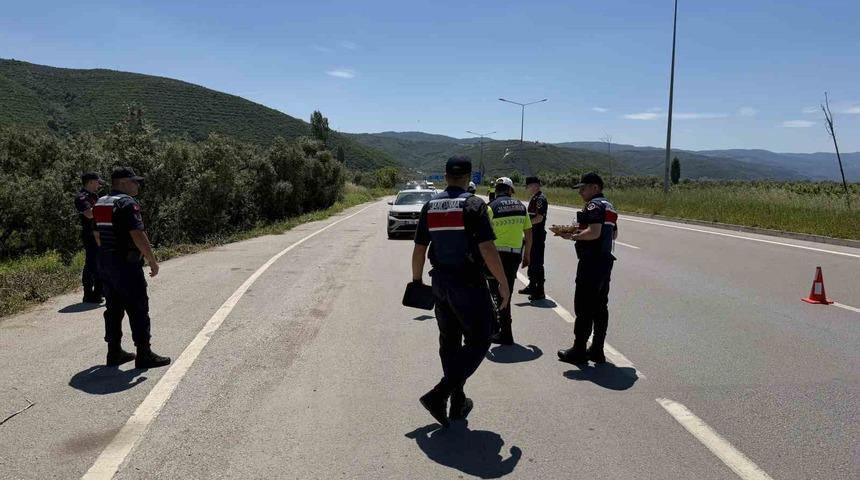 Jandarmadan durdurduğu s&uuml;r&uuml;c&uuml;lere ceza yerine &ccedil;ikolata