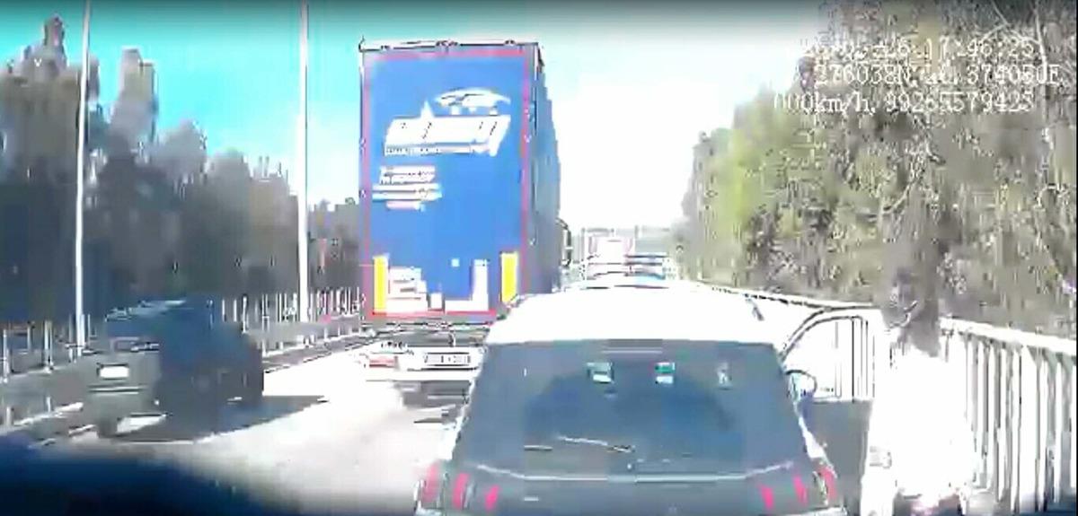 İzmir Otoyolu’nda kaza! TIR uzman çavuşa çarptı! O anlar kamerada 3