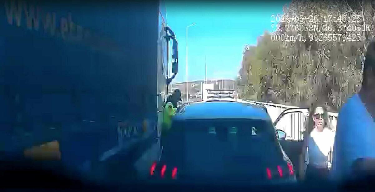İzmir Otoyolu’nda kaza! TIR uzman çavuşa çarptı! O anlar kamerada 1