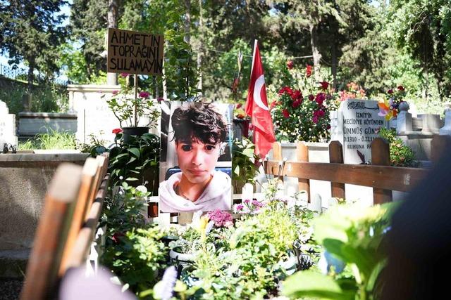 Mattia Ahmet Minguzzi&rsquo;nin ailesi, bayramın ilk g&uuml;n&uuml; &ccedil;ocuklarının mezarını ziyaret etti 3