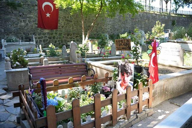 Mattia Ahmet Minguzzi&rsquo;nin ailesi, bayramın ilk g&uuml;n&uuml; &ccedil;ocuklarının mezarını ziyaret etti 2
