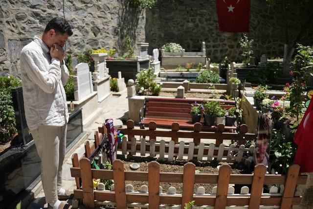 Mattia Ahmet Minguzzi&rsquo;nin ailesi, bayramın ilk g&uuml;n&uuml; &ccedil;ocuklarının mezarını ziyaret etti 1
