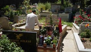 Mattia Ahmet Minguzzi&rsquo;nin ailesi, bayramın ilk g&uuml;n&uuml; &ccedil;ocuklarının mezarını ziyaret etti