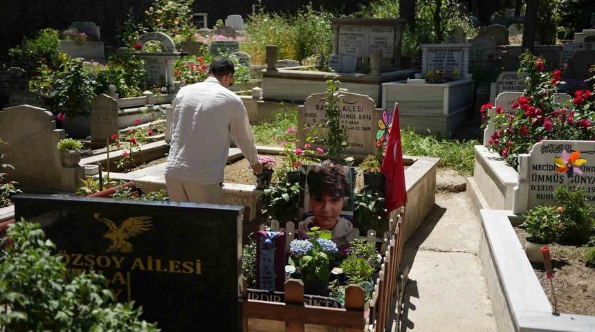 Mattia Ahmet Minguzzi&rsquo;nin ailesi, bayramın ilk g&uuml;n&uuml; &ccedil;ocuklarının mezarını ziyaret etti