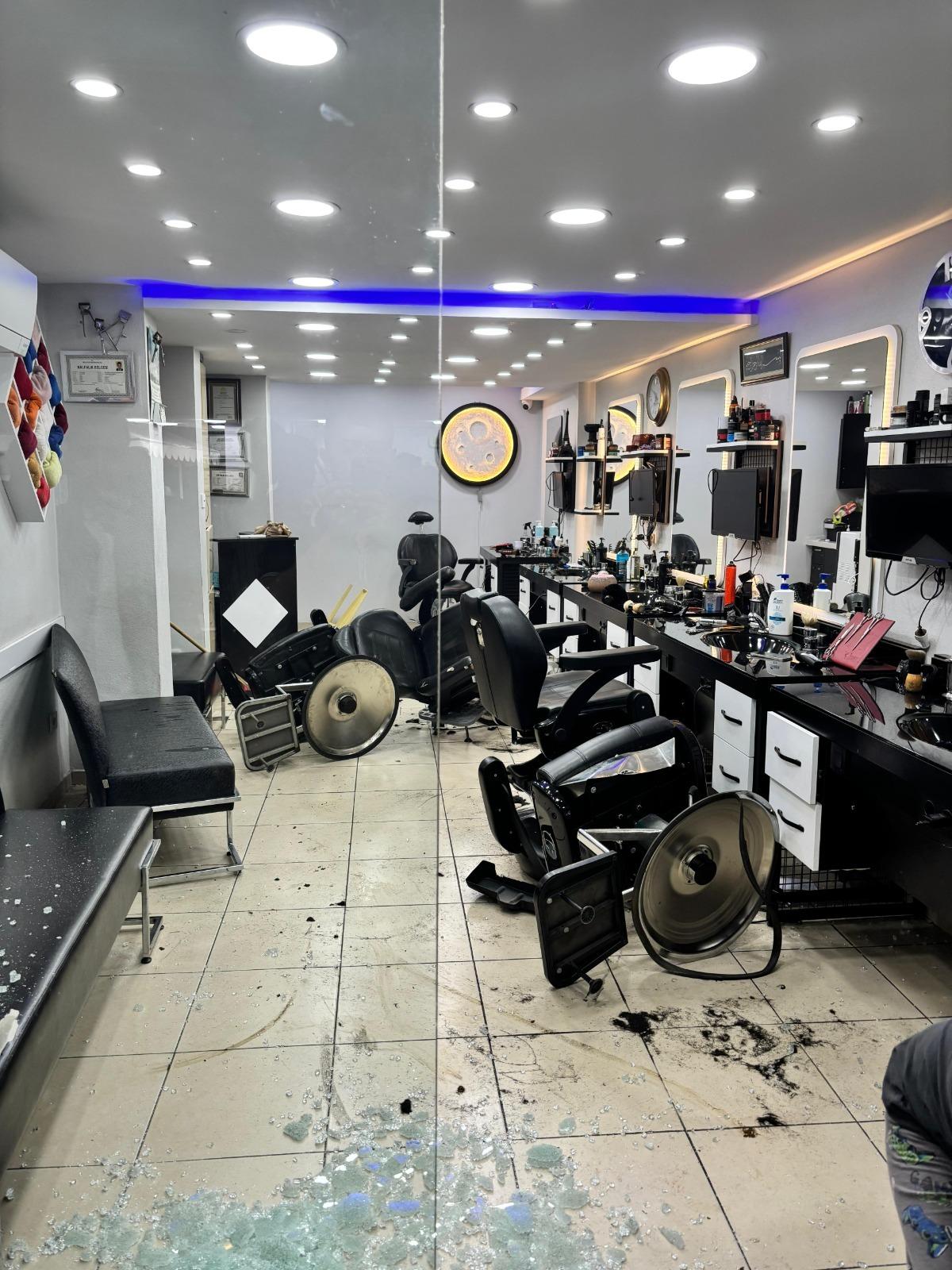 Kurbanlık boğa sokaklarda dehşet saçtı! Kuaför salonuna daldığı o anlar kamerada 2