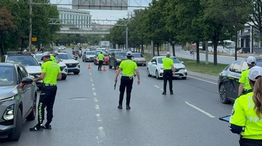 İstanbul'da bayramın ilk g&uuml;n&uuml; trafik denetimleri yapıldı
