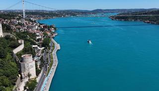 İstanbul Boğazı turkuaz renge b&uuml;r&uuml;nd&uuml;
