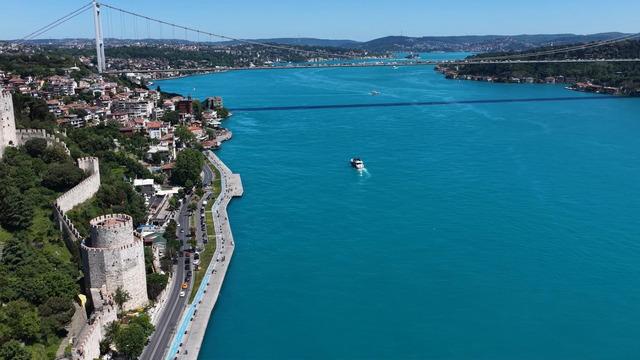 İstanbul Boğazı turkuaz renge büründü