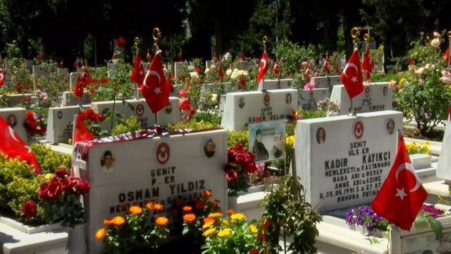 Şehit aileleri bayramın ilk gününde Edirnekapı Şehitliği ni ziyaret etti 1