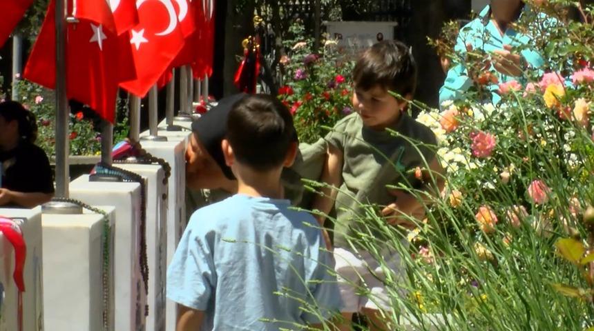 Şehit aileleri bayramın ilk g&uuml;n&uuml;nde Edirnekapı Şehitliği'ni ziyaret etti