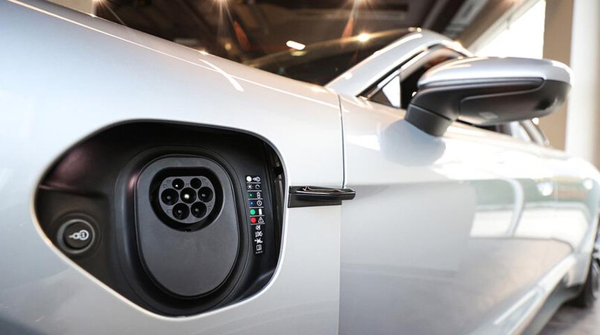 T&uuml;rkiye'de yılın ilk d&ouml;rt ayında elektrikli ve hibrit otomobil satışları 150 bin sınırına yaklaştı