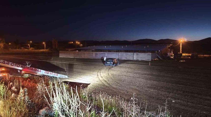 Isparta&rsquo;da otomobil tarlaya u&ccedil;tu: 4 yaralı