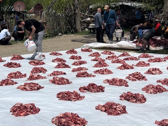 100 yıllık gelenek: 140 kurban birden kestiler