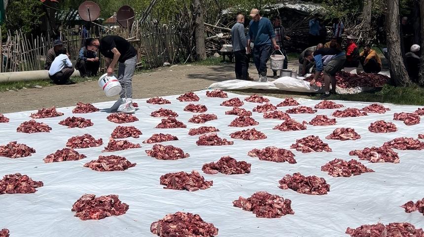 100 yıllık gelenek: 140 kurban birden kestiler, bakın ne yaptılar