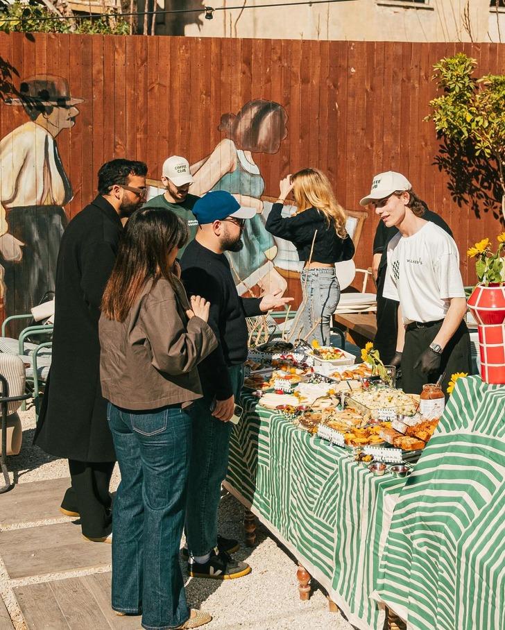 Arkadaşlarınla pazar brunch'ına gideceksin. &Ccedil;aba harcamadan cool g&ouml;r&uuml;nmek i&ccedil;in kombinin ne olurdu?