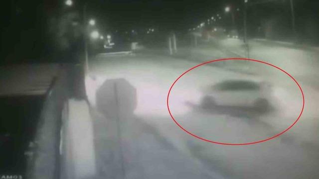 Otomobil bahçe duvarına çarptı: O anlar kamerada 1
