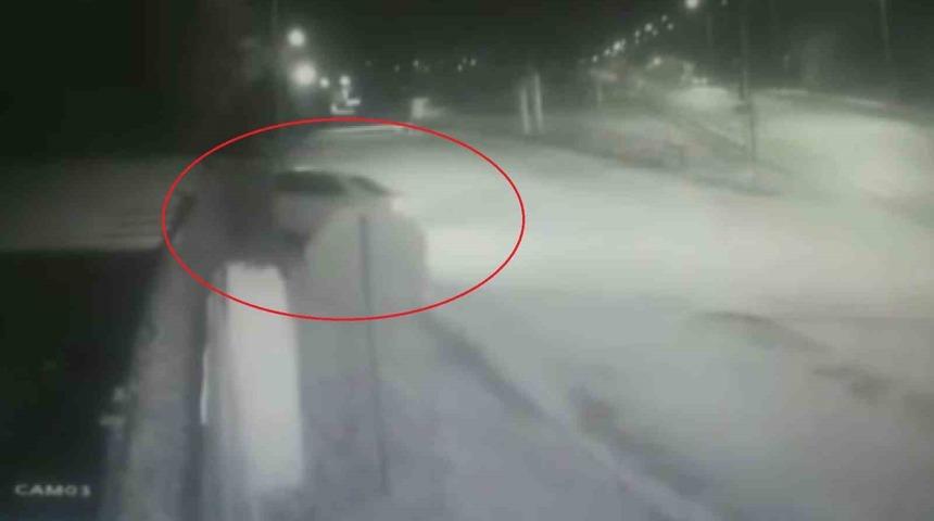 Otomobil bah&ccedil;e duvarına &ccedil;arptı: O anlar kamerada