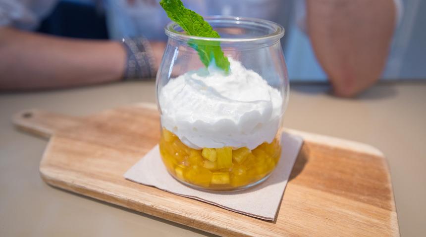 Ananası yoğurtla karıştırdı! Midesine öyle bir şey oldu ki...