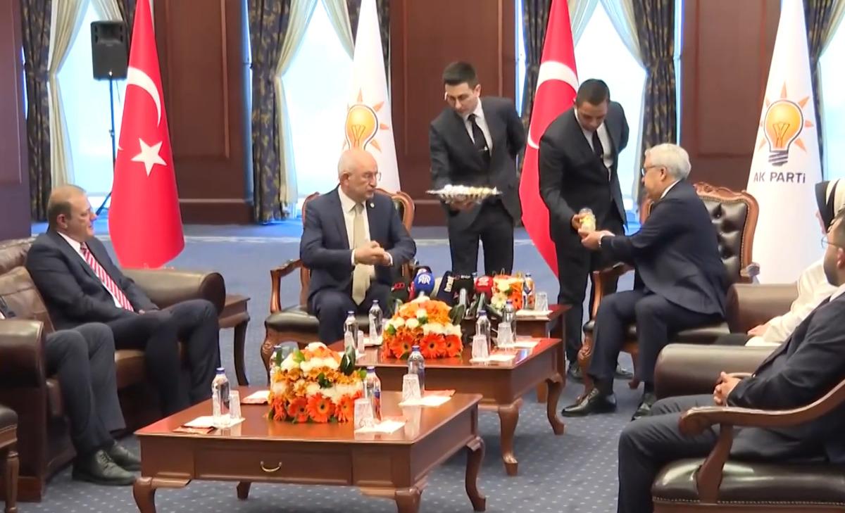 AK Parti ve CHP arasında uzun süre sonra ilk: Genel Merkezde bayramlaştılar 2