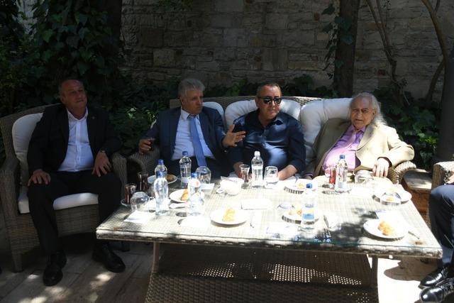 Kuşadası’nda ilçe protokolü bayramlaştı 1