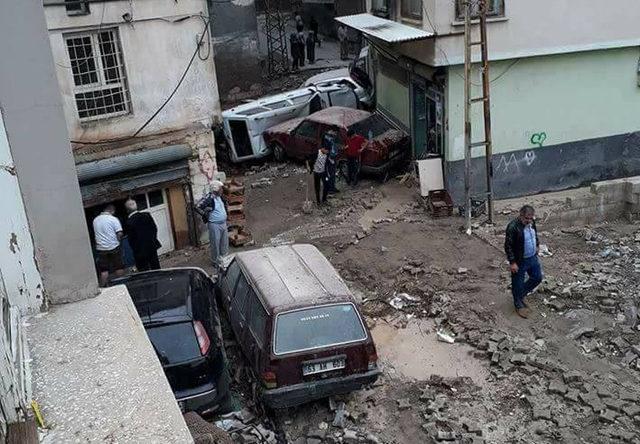 Birecik'te sağanak su baskınlarına yol açtı