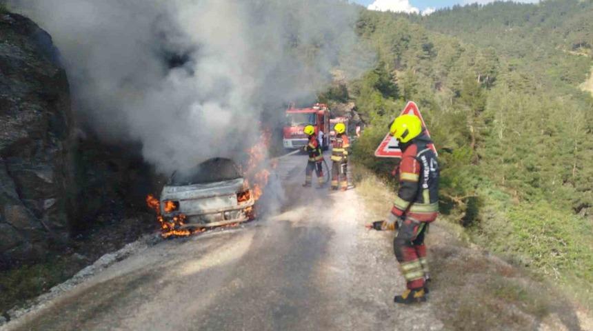 Dursunbey&rsquo;de ara&ccedil; yangını ormana sı&ccedil;radı