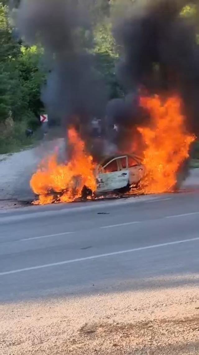 Seyir halindeki araç alevlere teslim oldu 1
