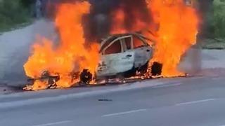 Seyir halindeki araç alevlere teslim oldu