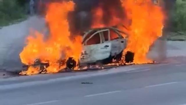 Seyir halindeki araç alevlere teslim oldu