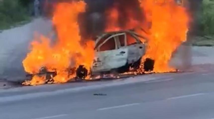 Seyir halindeki ara&ccedil; alevlere teslim oldu
