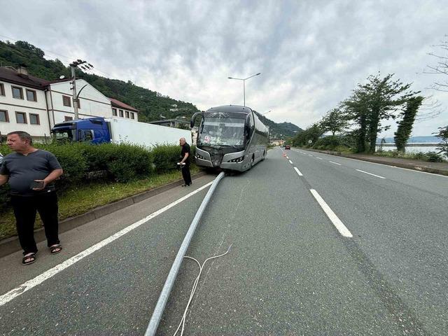 Karşı şeride savrulan otobüs faciayı kıl payı atlattı 2