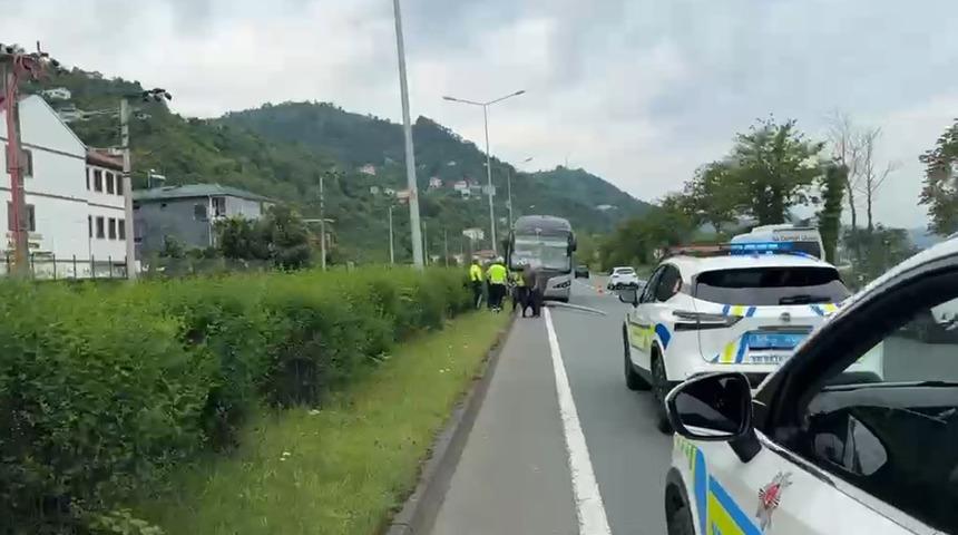 Karşı şeride savrulan otob&uuml;s faciayı kıl payı atlattı