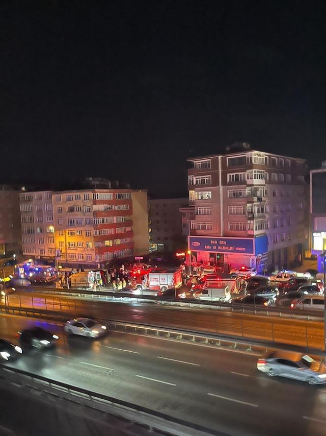 Avcılar’da 5 araç birbirine girdi, ortalık savaş alanına döndü 2